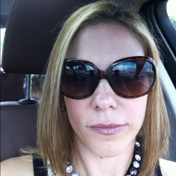 Meet your Posher, Jennifer - Picture 2 of 2